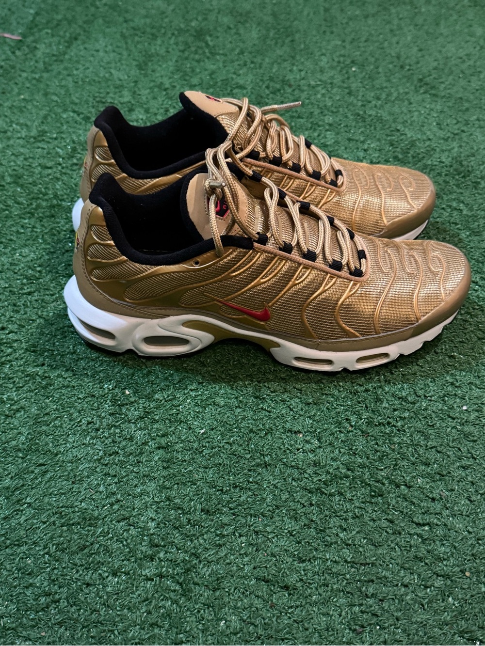 Nike Men's Gold and Red Low-Top Sneakers